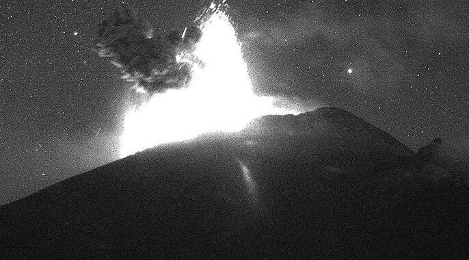 Explosión nocturna en Popocatépetl