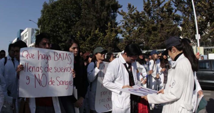 Persiste marcha de estudiantes de medicina; en Ciudad de México los apoyan