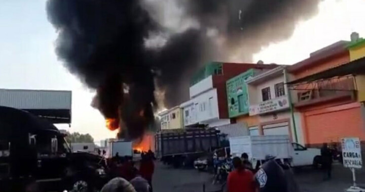 Se registra incendio en la Central de Abasto de Huixcolotla