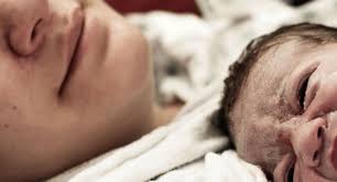 Mujer da a luz en el piso de su casa tras negarle la atención en Hospital de la Mujer