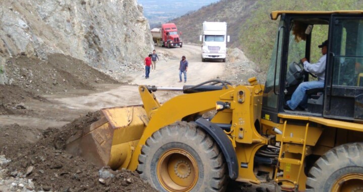 En la Sierra Negra liberan carreteras y caminos afectados por deslaves