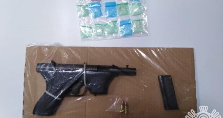 Detienen a dos personas con aparente droga y portación ilegal de arma