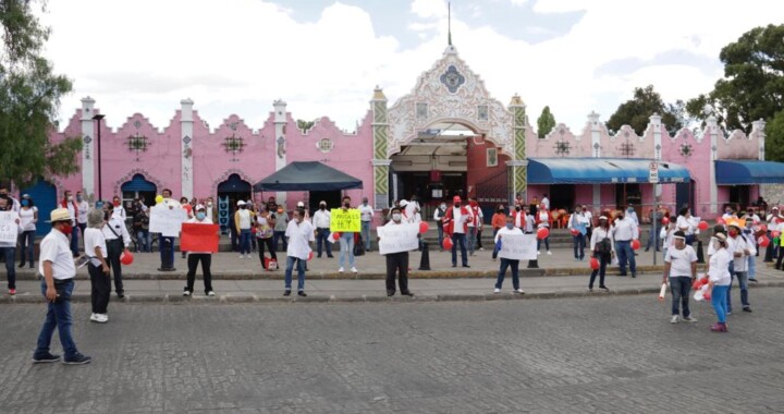 Manifestación de Músicos y payasos afuera de Casa Aguayo buscan apoyo