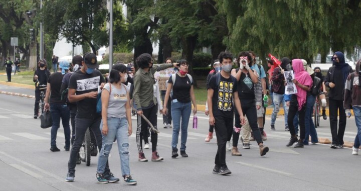 Jóvenes protestan vandalizando FGE Puebla por muerte de Giovanni López