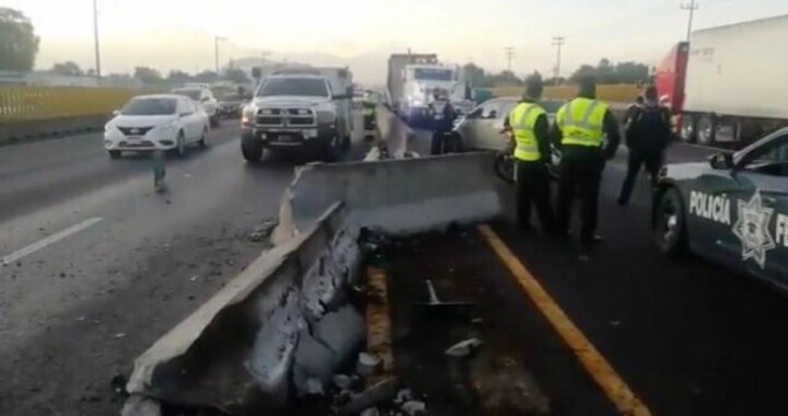 Accidente por volcadura de tráiler en la autopista México-Puebla