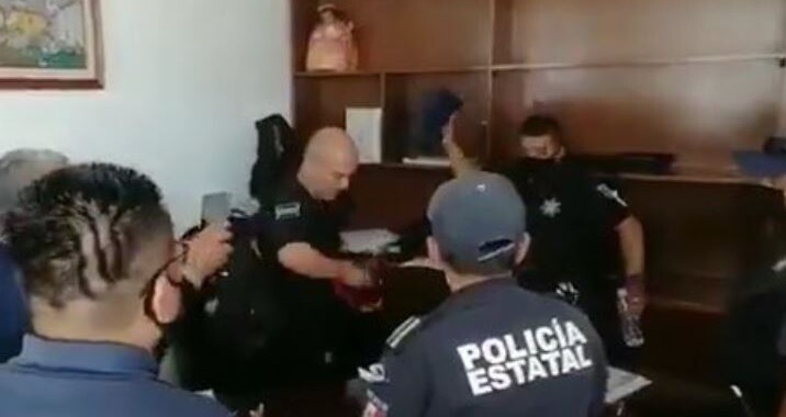 Elementos de la Policía sacan  de las instalaciones de corporación a Jorge Alberto Paniagua