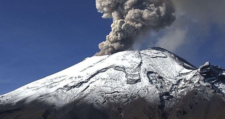 Popocatépetl lanza exhalaciones de vapor de agua, gases y cenizas