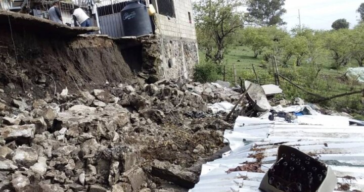 Limpian escombro en Azumiatla para evitar riesgos por lluvia