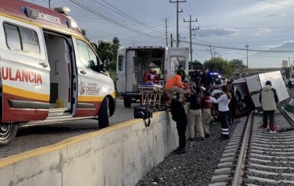 Al intentar escapar de hampones, cae con su vehículo a las vías del tren y se lesiona