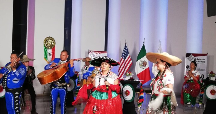 Celebra SEGOB Grito de Independencia con migrantes poblanos