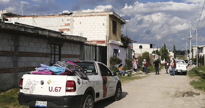 Entrega SEDIF paquetes alimentarios a familias de Flor Batavia afectadas por lluvias