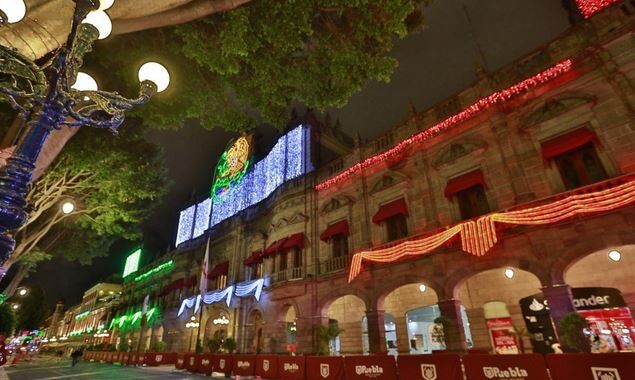 Zócalo se ilumina con los colores patrios a la llegada de septiembre