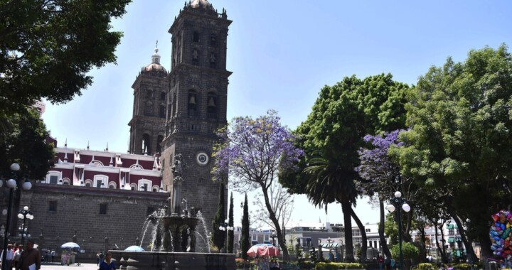 Quitan vallas metálicas del Zócalo de Puebla