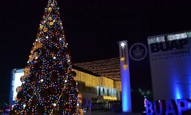 Rector de la BUAP realiza el tradicional encendido del árbol de navidad