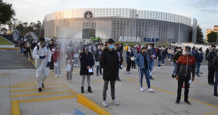 Largas filas de estudiantes para realizar examen de admisión en la BUAP