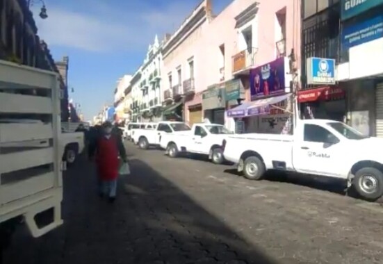 Vehículos del Ayuntamiento son usados para evitar la instalación del comercio informal