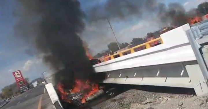 Tráiler vuelca y se incendia en la autopista México-Puebla