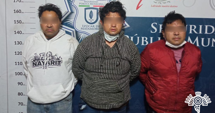 Detienen a tres personas en Izúcar de Matamoros por colocar una narcomanta