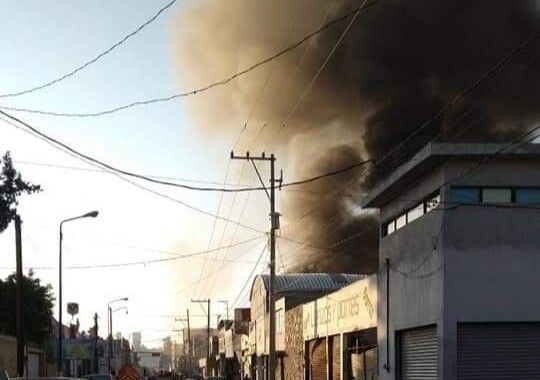 Bodega de autopartes se incendia en la Cleotilde Torres