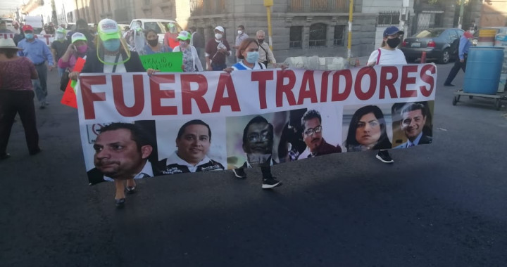 Morenistas protestan en las calles de Puebla; piden la salida de Claudia Rivera Vivanco