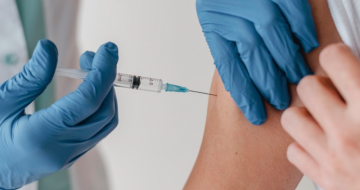 Vacunarán con tercera dosis a treintones en Puebla
