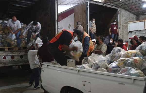 Entrega SEDIF víveres, colchonetas y láminas a damnificados por huracán “Grace” en Xicotepec