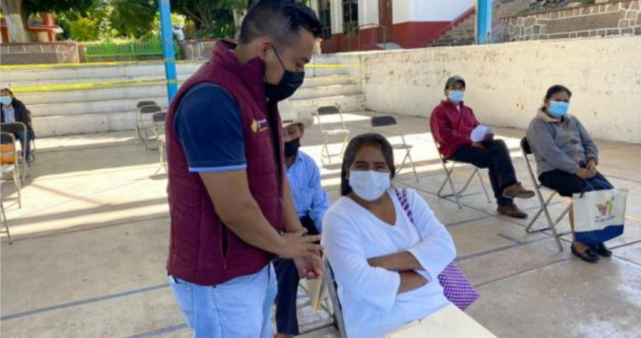 SEDIF entregan lentes gratuitos para personss con discapacidad en Mixteca Poblana