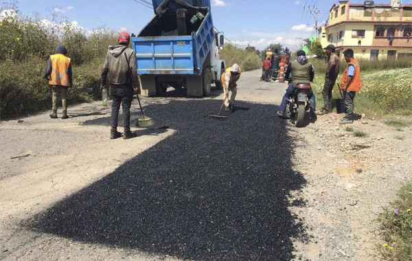 Realiza Infraestructura bacheo en carretera El Verde-Texmelucan