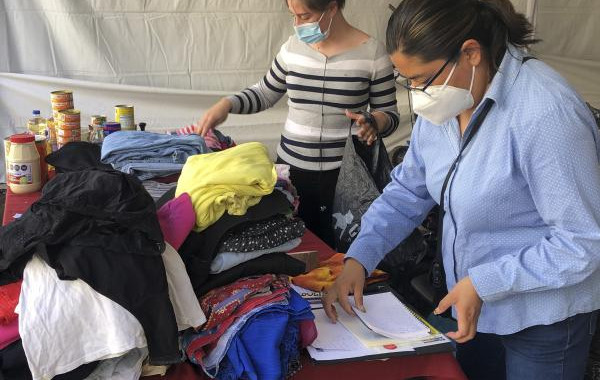 Donan poblanos víveres en centro de acopio del SEDIF para afectados por explosión en San Pablo Xochimehuacan