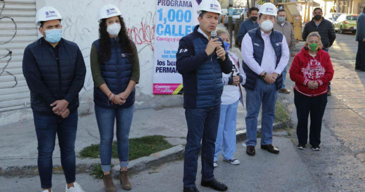 Arranca Eduardo Rivera obras de construcción de pavimento en Mayorazgo