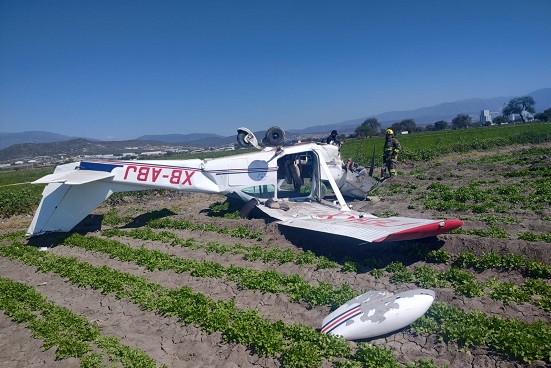 Se derrumba avioneta con profesor y alumno en campos de cultivo en Puebla