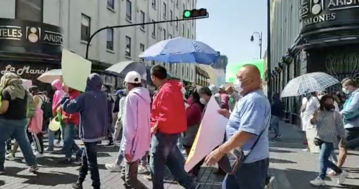 Provoca caos vial protesta de comerciantes en Centro Histórico