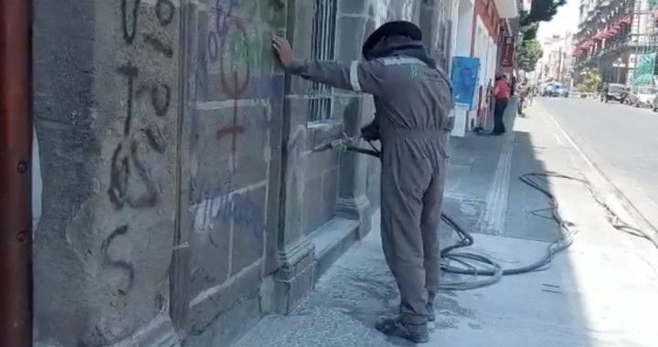 Dan mantenimiento a inmuebles vandalizados durante las marchas del 8M en el Centro Histórico