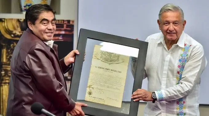 Barbosa Huerta entrega a López Obrador documento original de Benito Juárez