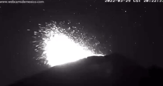 Reporta Popocatépetl explosión acompañada de material incandescente