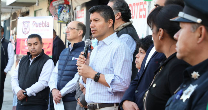 Entrega Eduardo Rivera primer cheque del Programa Créditos Contigo