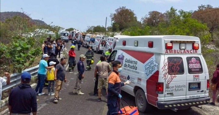 Un muerto y 15 heridos provoca volcadura de un camión en el Aguacate