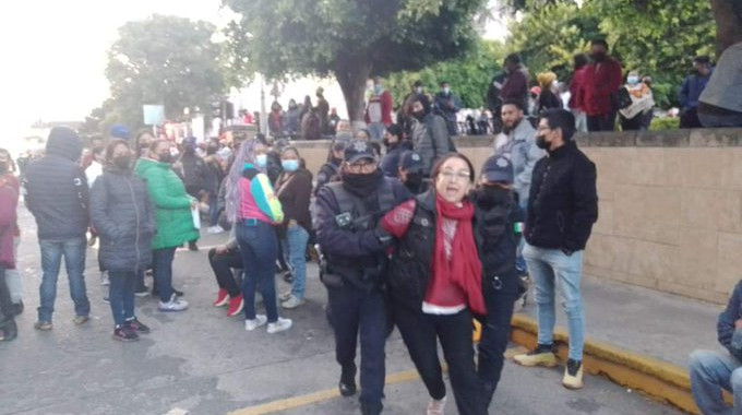 Policías detienen a diputada suplente durante elección en Teziutlán