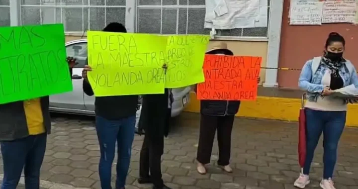Padres de familia exigen destitución de maestra que cobra 5 pesos a alumnos por mirarle piernas y el escote en Puebla