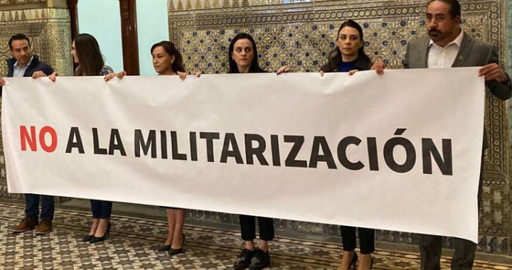 ‘No a la militarización’, así reciben panistas a Adán Augusto López en el Congreso