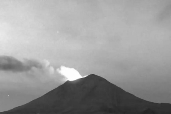 Se registra explosión en el volcán Popocatépetl; onda expansiva cimbró puertas y ventanas