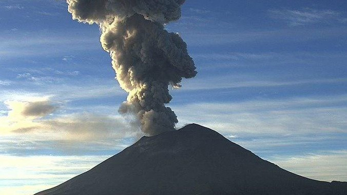 Columna de humo de tres mil metros del Popocatepetl
