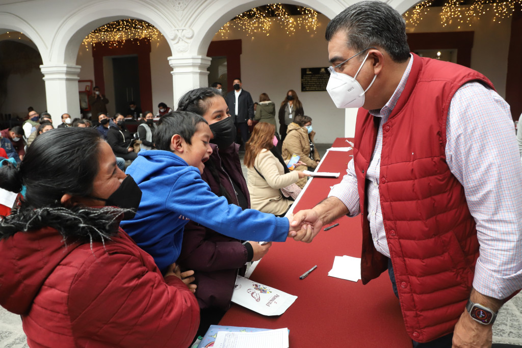 Gobernador de Puebla demuestra su compromiso con la infancia