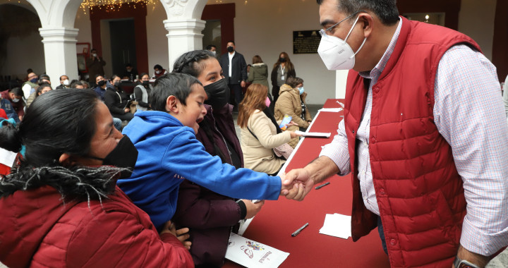 Gobernador de Puebla demuestra su compromiso con la infancia y la comunidad en Martes Ciudadano