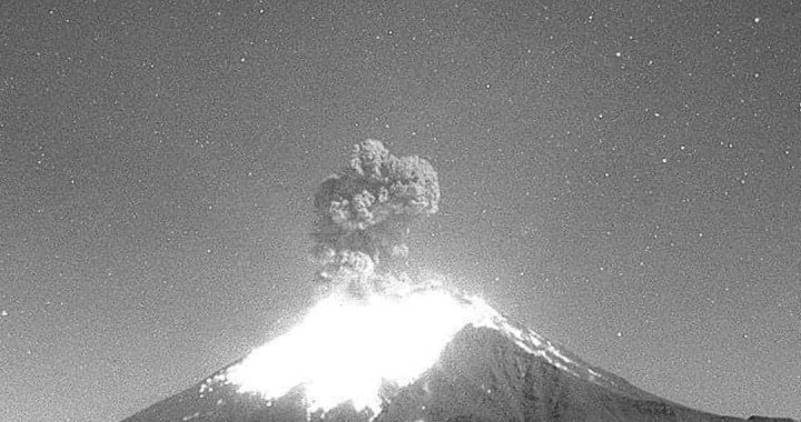 Registra Popocatépetl dos explosiones moderadas; semáforo en Amarillo Fase 2