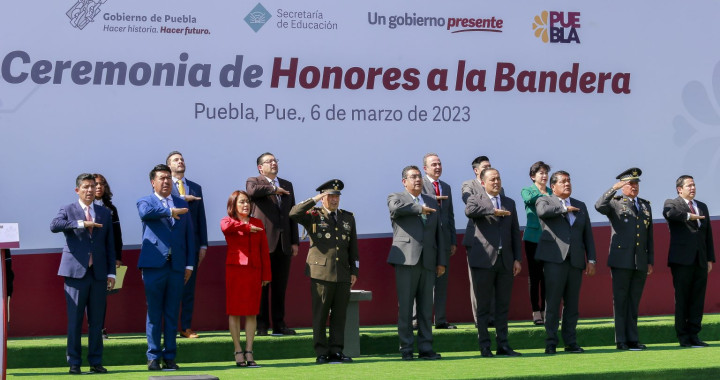 Gobernador Céspedes Peregrina encabeza ceremonia de honores a la bandera