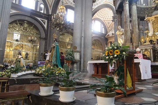 Pide arzobispo de Puebla fin de la violencia y ora por migrantes y estudiante fallecidos