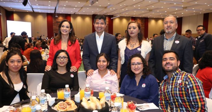 Ayuntamiento de Puebla reconoce labor de maestras y maestros