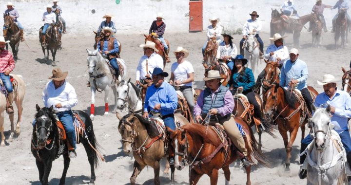 Con cabalgata, celebra Julio Huerta el día del Padre con ciudadanos de Chipilo