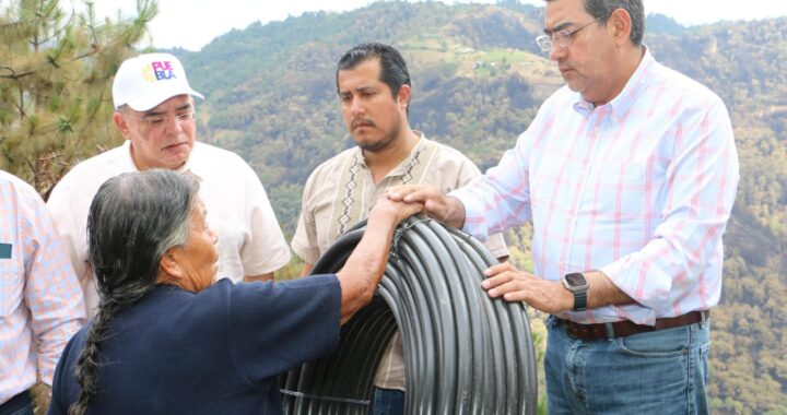 Contribuye SEDIF al bienestar de familias afectadas por incendio forestal en Zacatlán